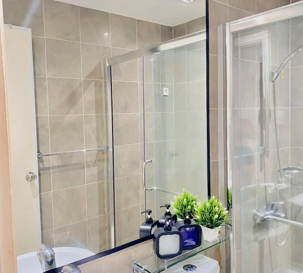Gramercy Studio Unit- Rockwell View Manila Apartment